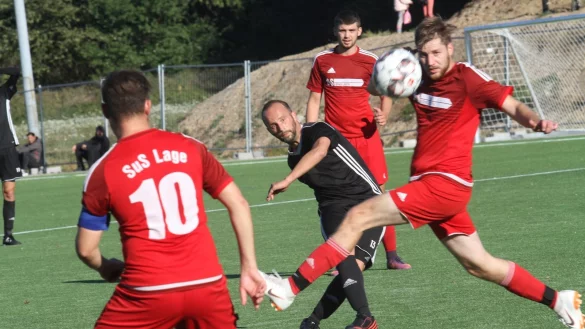 Sch&ouml;ner Ansatz, doch der Ball landet nicht im Tor: Blombergs Andrea Maradea (dunkles Trikot) schie&szlig;t. Lages Stephan Funk kommt zu sp&auml;t. Aykut Kahaoglu (links) und G&ouml;khan T&uuml;re (im Hintergrund) beobachten die Szene. - &copy; Dietmar Welle