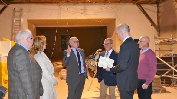 Ortsb&uuml;rgermeister Detlef Schake (von links), Andrea Kl&auml;dtke (Bezirksregierung), B&uuml;rgermeister Heinz Reker, Jens Kronsbein (Bezirksregierung), F&ouml;rdervereinsvorsitzender Klaus Meier und Bauleiter Franz Aich freuen sich &uuml;ber den F&ouml;rderbescheid. - &copy; Achim Krause