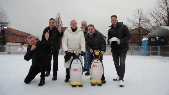 Sie holen den Biathlon-Sport in die Innenstadt: Wolfgang J&auml;ger (Lemgo Marketing, von links), Uwe Keunike (Kufen-Stadl), Brigitte Speithmann-Heitlage (Lemgo Marketing), Karl-Heinz Mense (Stadt), Hans Pawlowski (SSV) und Philip Pauge (Stadt). - &copy; Katrin Kantelberg