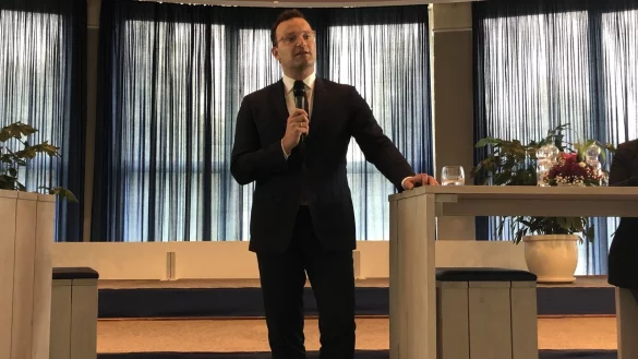 Gesundheitsminister Jens Spahn spricht im Kurhaus vor etwa 120 Besuchern, die weit auseinander sitzen. - &copy; Sven Kienscherf