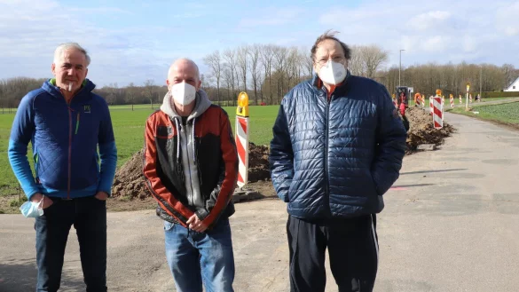 J&ouml;rg Mathuse (von links), Hartmut Meyer und Uwe Bauer stehen an der Baustelle, die ihnen wieder Anschluss bringen soll. - &copy; Birgit Guhlke