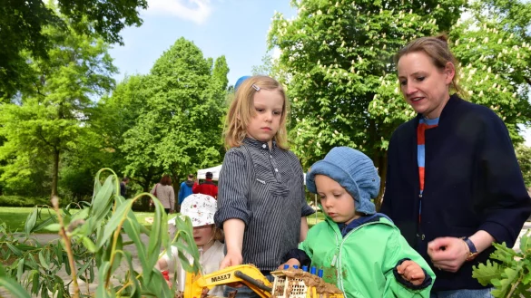 Jannis, Anton und Hella Raudszus (v.l.) haben Spa&szlig; am gemeinsamen Entdecken und testen die Flie&szlig;richtung des Wassers nach selbstgebauten Ver&auml;nderungen. - &copy; Nicole Ellerbrake