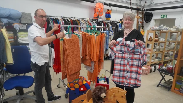 J&ouml;rg Nolting und Betty H&uuml;ppe haben nach vielen Jahren der Arbeitslosigkeit einen Job im Sozialkaufhaus gefunden. - &copy; Michaela Wei&szlig;e (LZ)