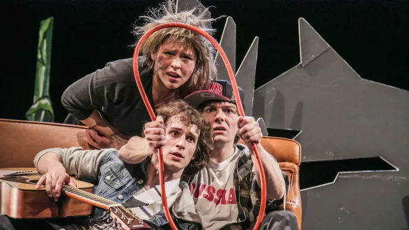 Erlebnisse auf der Stra&szlig;e: Es spielen auf der B&uuml;hne&nbsp;(von links) Thomas Ehrlichmann (Maik) und Wenja Imlau (Isa) sowie Adrian Thomser (Tschick). - &copy; Landestheater/Quast