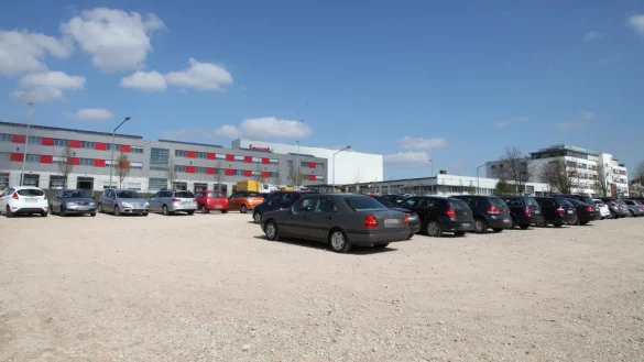 Zurzeit noch unbebaut: Auf diesem 16.000 Quadratmeter großen Areal will Jowat bauen. 214 Parkplätze sollen danach verbleiben. - © Vera Gerstendorf-Welle