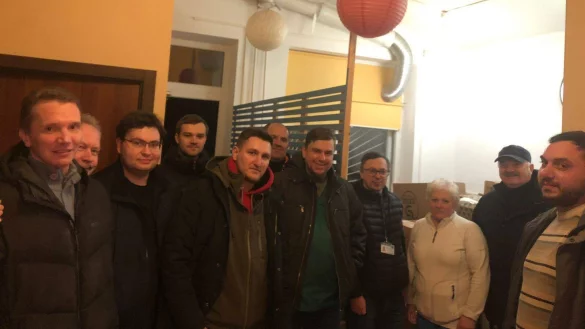 Dankbarkeit in den Gesichtern: Juri, Mitarbeiter einer EU-Mission in der Ukraine (4. von rechts), und ukrainische Polizisten haben mit Freuden die Medikamente im Wert von 30.000 Euro entgegen genommen. Sie sind mittlerweile auf Krankenhäuser in der Ukraine verteilt worden. - © national police college