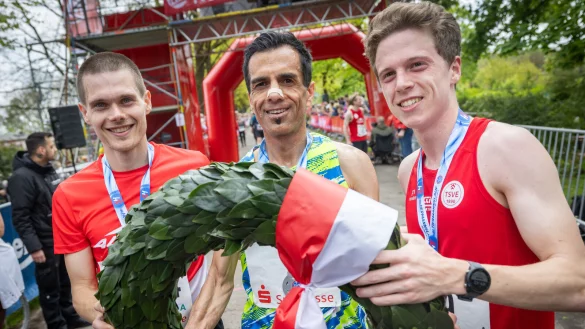 Rekordgewinner Elias Sansar (M.) hatte beim Hermannslauf 2024 um 20 Sekunden die Nase vorn vor Erik Peters vom LC Paderborn (l.). Als Dritter lief Florian Bochert vom TSVE Bielefeld aufs Treppchen. Mal sehen, wie am Sonntag die Reihenfolge des Zieleinlaufs aussehen wird. - © Sarah Jonek