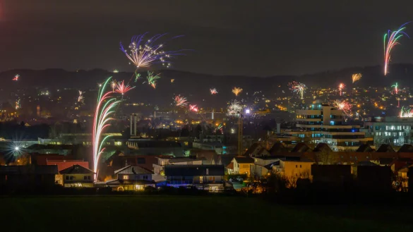 Mit Feuerwerk sind die Lemgoer wie auch überall anders ins neue Jahr gestartet. - © EGON PENNER