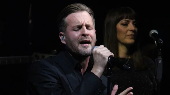 Alexander Klaws zeigt bei seinem Auftritt in Detmold nicht nur Emotionen, sondern kann diese auch auslösen. - © Bildrechte: Landestheater Detmold