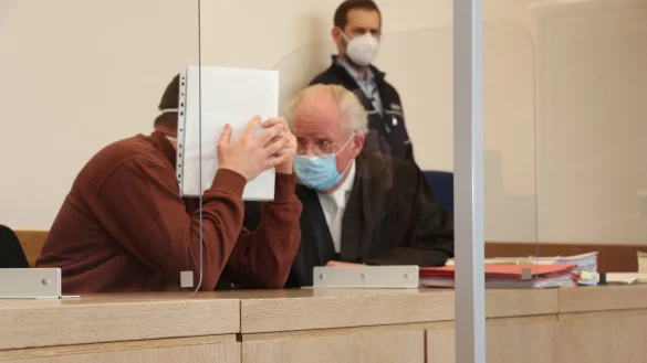 Vertediger Dr. Andreas Jolmes bespricht sich mit seinem Mandanten. - &copy; Janet K&ouml;nig