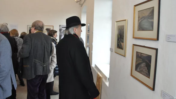 Im Angesicht der Malerei: Nur wenige Bilder von K&auml;the Loewenthal sind erhalten geblieben. Ein gro&szlig;er Teil ihrer Arbeiten fiel den Bomben zum Opfer. Eine Auswahl ist nun in der Synagoge zu sehen. - &copy; Karin Prignitz