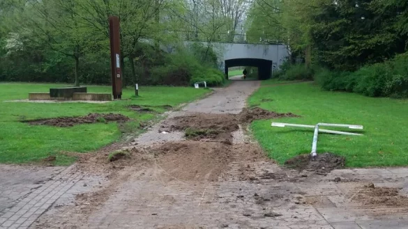 Der Unbekannte hat in dem Park an der Schlo&szlig;hofstra&szlig;e Laternen und Spielger&auml;te zerst&ouml;rt, L&ouml;cher gegraben und einen hohen Schaden verursacht. - &copy; Sebastian Richter