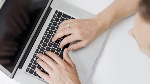 Google-Aktivit&auml;ten checken - &copy; Foto: Monique W&uuml;stenhagen/dpa-tmn