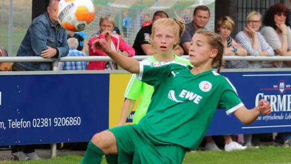 Den Ball immer im Blick: Carlotta Wamser im Dress der Lemgoer Stützpunktmannschaft. - © Sebastian Lucas
