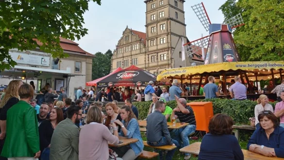 Hier schmeckt’s noch mal so gut: Vor der altehrwürdigen Kulisse des Braker Schlosses machen es sich die Besucher des Bierbrauerfestes 2016 gemütlich. In diesem Jahr wird die Veranstaltung unter neuer Regie zu einer Bier- und Gourmetmeile. - © Tanja Watermann(LZ)