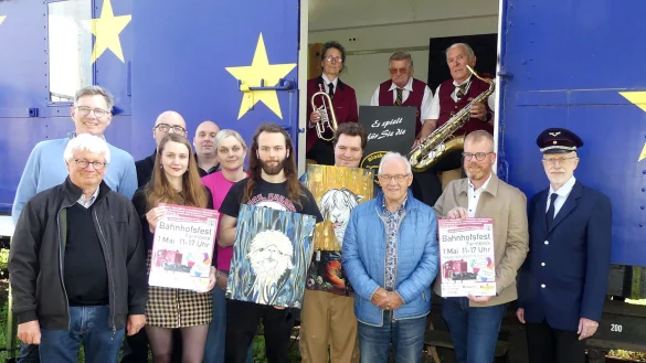 Alle gemeinsam für ein buntes Bahnhofsfest 2025: Kurator Jürgen Scheffler (vorne links) und seine Mitstreiterinnen und Mitstreiter. - © Rudi Rudolph
