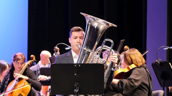 Die Tuba kann so viel mehr als nur tiefe Töne. Im Jahr der Tuba brilliert Tobias Ravnikar mit dem Konzert für Basstuba von Vaughan Williams, begleitet vom Symphonischen Orchester des Landestheaters unter Leitung von Generalmusikdirektor Per-Otto Johansson. - © Thomas Krügler