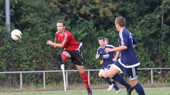 Mit einem ganz langen Schritt leitet Leon Behrens (links) einen Angriff f&uuml;r den FC La&szlig;bruch/Silixen ein. - &copy; Oliver K&ouml;nig