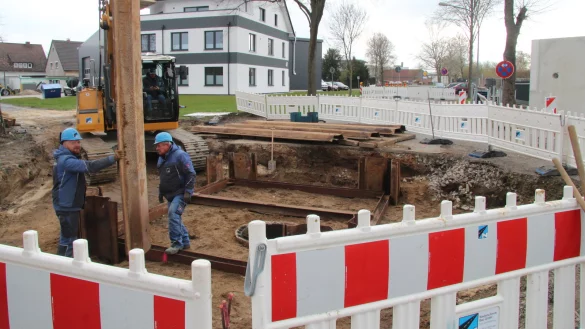 Vorbereitung f&uuml;r das Schachtbauwerk: Bauarbeiter treiben Spundw&auml;nde in den Boden, um die Baugrube abzusichern. - &copy; Dieter Asbrock