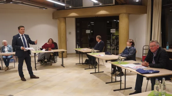 Sparkassendirektor Andreas Trotz (links) erkl&auml;rt der Initiative, dass die Schlie&szlig;ung der Bankfiliale in Bad Meinberg unverr&uuml;ckbar ist. - &copy; Michaela Wei&szlig;e