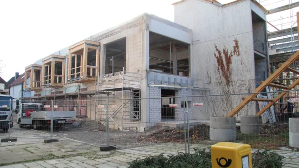 Das ehemalige Sparkassengeb&auml;ude am Marktplatz Horn ver&auml;ndert allm&auml;hlich auch au&szlig;en sein Gesicht. - &copy; Dieter Asbrock