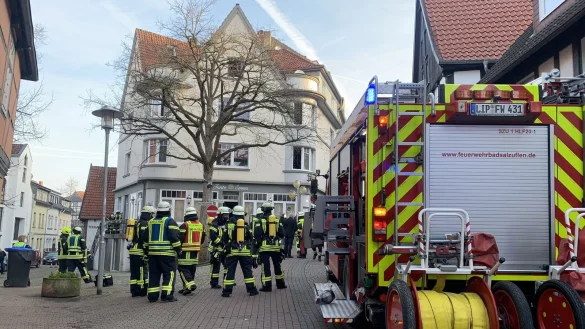 Einsatzkr&auml;fte der Feuerwehr lie&szlig;en am Mittwoch ein Wohngeb&auml;ude in der Bad Salzufler Innenstadt evakuieren. - &copy; Feuerwehr Bad Salzuflen