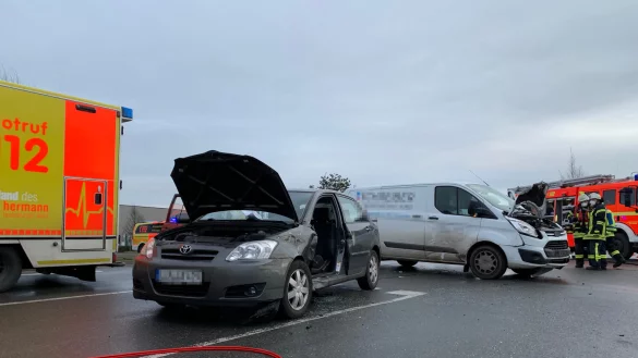 Der Fahrer eines Toyotas musste nach einem Verkehrsunfall auf der Heerserheider Stra&szlig;e / Ecke Daimler Stra&szlig;e von der Freiwilligen Feuerwehr Bad Salzuflen aus seinem Wagen befreit werden. - &copy; Daniel Hobein / Feuerwehr Bad Salzuflen