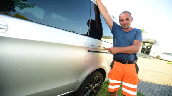 Heino Harberts hat seinen Mercedes vor zwei Jahren gekauft. Doch eine kleine Beule wird zum gro&szlig;en Problem. - &copy; Nicole Ellerbrake