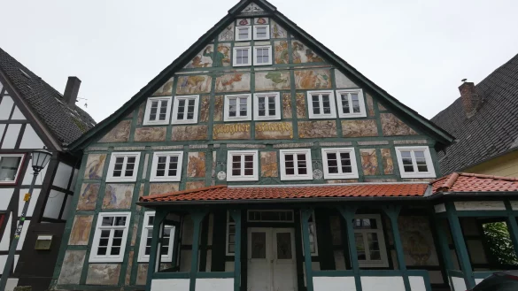 Von au&szlig;en macht die K&uuml;nsterklause in Schwalenberg trotz 35 Jahre Lehrstand noch eine guten Eindruck. Erst bei n&auml;herem Hinsehen, sieht man den Zahn der Zeit. - &copy; Jost Wolf