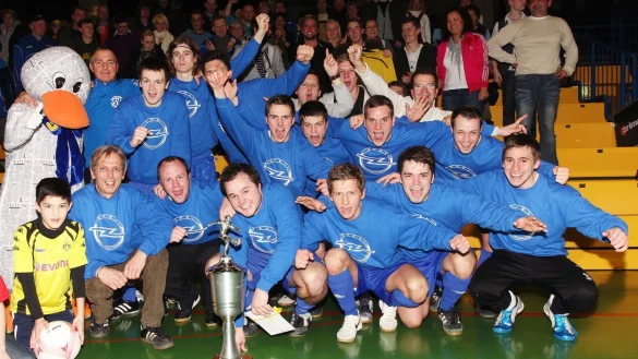 Das Siegerbild des SVE Jerxen-Orbke mit (oben von links neben Paula Print) Trainer Ralf Brokmann, Paul Klundt, Arne Tegtmeier, Roman Tissen (verdeckt), Philip Dabbert, Marco Olszewski, Dean Hollmann, Andre Patscha sowie (unten von links): Robin J&ouml;stingmeier (im BVB-Dress), Betreuer Ulrich Weber, Bastian M&ouml;ller, Andre Sch&ouml;nw&auml;lder, Damian Prochotta, Marco J&ouml;stingmeier Polvora und Lennart R&uuml;hlemann. - &copy; Paul Cohen