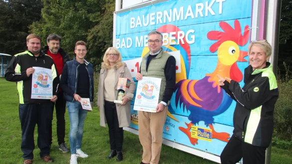 Organisatoren und Sponsoren k&uuml;ndigen den 25. Bauernmarkt in Bad Meinberg an: (von links) Frank Roll (Bad Meinberg e.V.), Hans M&uuml;ller-Hisje (Lippe Tourismus & Marketing), Dennis Eichmann (Bad Meinberger Mineralbrunnen), Stephanie Brune (Strate Brauerei), Sven Limberg (Lippische Landesbrandversicherung) und Diana Vorndamme (Bad Meinberg e.V.). - &copy; Cordula Gr&ouml;ne