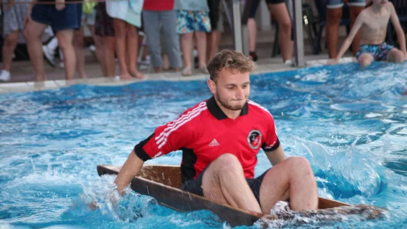 Fynn Weiser zeigt im Wasser vollen Einsatz und paddelt sich mit seinem Fu&szlig;ball-Team zum Sieg. - &copy; Sandra Castrup