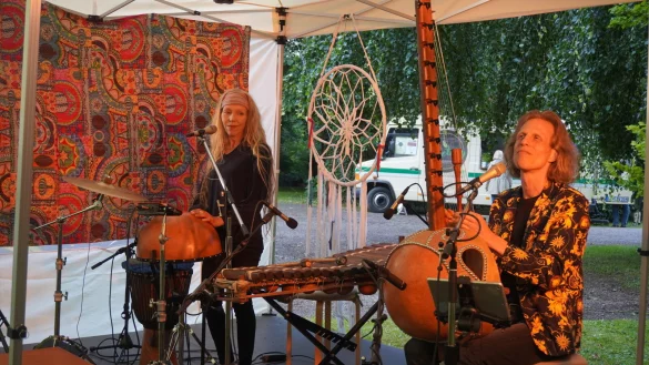 Nils Kercher und seine Frau Kira Kaipainen verzaubern ihr Publikum unter anderem mit westafrikanischen Kl&auml;ngen. - &copy; Michaela Wei&szlig;e(LZ)