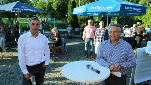 Herausforderer Dirk Tolkemitt (vorne, links) und der amtierende Bürgermeister Dr. Roland Thomas waren der Einladung von (hinten) Dr. Johann Malcher und Monika Kramer vom Verein "Schötmar - Zukunft gestalten" in den Biergarten des "Family & Friends" am Schötmaraner Schützenhaus gefolgt. - © Alexandra Schaller