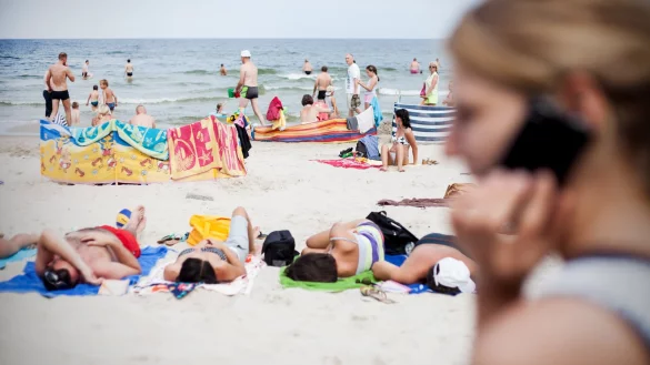 Sch&ouml;ne Gr&uuml;&szlig;e aus Kolberg: Das Gespr&auml;ch vom polnischen Ostseestrand nach Hause wird g&uuml;nstiger. - &copy; dpa