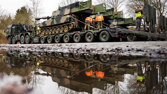 Eine Panzerhaubitze der US-Armee vom Typ M109A6 wird w&auml;hrend der &Uuml;bung &laquo;Defender-Europe 20&raquo; auf einen Schwerlasttransporter der Bundeswehr verladen. - &copy; Archivforo: Philipp Schulze/dpa
