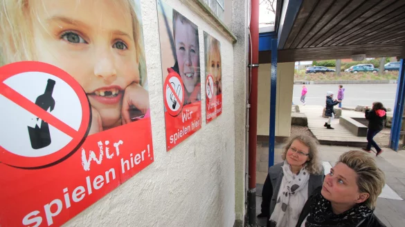 Der Schulhof ist zum Spielen da: Rektorin Silvia Genat (links) und Konrektorin Tanja Stock sehen sich die Schilder an, die diejenigen Nutzer des Schulhofs zur Ordnung rufen sollen, die abends, nachts und am Wochenende Unfug treiben. - &copy; Jens Rademacher