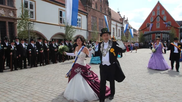 K&ouml;nig Shane Entwistle und K&ouml;nigin Marina Feiert defilieren mit ihren Thron-Mitgliedern &uuml;ber den Marktplatz. - &copy; Jens Rademacher