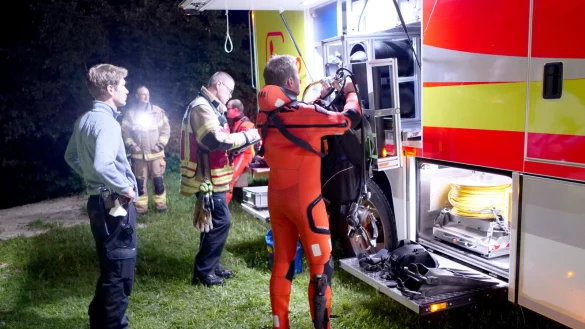 F&uuml;r die Suche nach einem vermissten Schwimmer machen sich Taucher der Paderborner Feuerwehr einsatzbereit. - &copy; Ralph Meyer