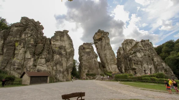 Die Externsteine ziehen zur Sommersonnenwende viele Menschen in ihren Bann. - &copy; Landesverband Lippe