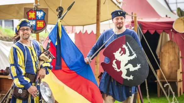 Empfangen die Besucher: Enrico Prester und Thomas Wilhelm geben in ihrer Gewandung einen stilvollen Einblick ins Mittelalter. - &copy; Laurenz Tegethoff