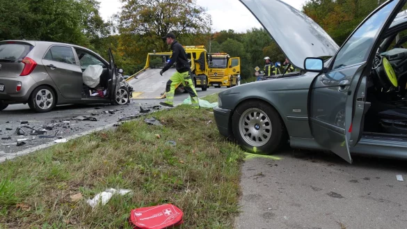 Unfall in Sch&ouml;nemark: Der BMW hatte einen Fahrschulwagen in Fahrtrichtung Detmold &uuml;berholt und war dabei ins Schleudern geraten und dann mit seiner rechten Seite in den entgegenkommenden Kia geprallt. F&uuml;r Rettungs- und Aufr&auml;umarbeiten musste die B239 komplett gesperrt werden. - &copy; Jost Wolf