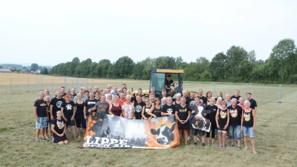 Das Helferteam vom "Lippe Open Air" ist bester Laune: Bereits seit Tagen bereiten die Mitglieder des Helferteams das Festivalgel&auml;nde f&uuml;r das Musik-Event am kommenden Wochenende vor. Das Besondere: Die Besucher feiern und tanzen f&uuml;r den guten Zweck, denn die Erl&ouml;se gehen an die Aktion &bdquo;OWL zeigt Herz". - &copy; Tanja Watermann