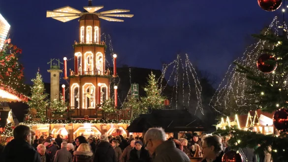 Zw&ouml;lf Meter hohes Wahrzeichen: Die Weihnachtspyramide wird wieder auf dem Salzhof aufgebaut. - &copy; Alexandra Schaller