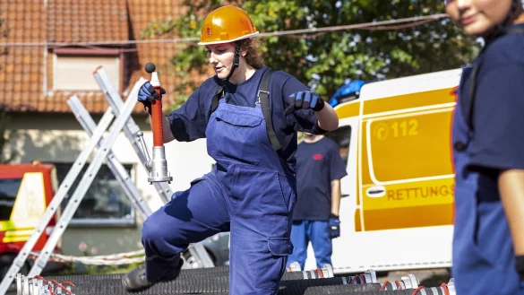 Im Hindernissparcour versuchen die Jugendlichen w&auml;hrend des Festwochenendes zum 50-j&auml;hrigen Bestehen der  Jugendwehren Remmighausen und Diestelbruch, eine Kugel auf einem Spritzenrohr zu balancieren. - &copy; Laurenz Tegethoff