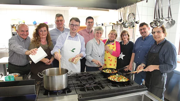 Bereiten das gemeinsame Mahl im H&ouml;rster Krug vor: (von links) Wilhelm Wortberg, Angelika T&ouml;lle-Cassano, Frank Drexhage (B&uuml;ndnis 90/Die Gr&uuml;nen), Dr. Stefan Everding (CDU), Matthias Kalkreuter (SPD), Petra Niederdorf, Martina Hannen (FDP), Coby Wulf, Uwe Detert (AfD) und Guiseppe Cassano. - &copy; Vera Gerstendorf-Welle