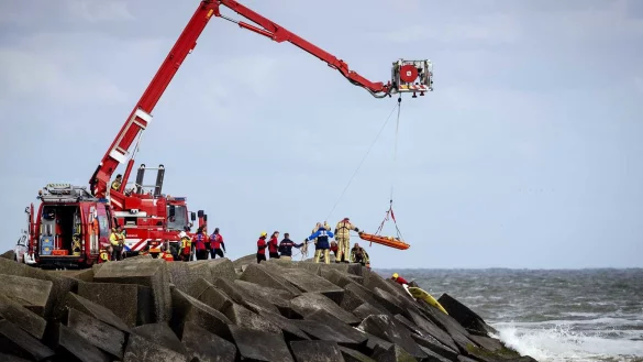 Rettungskr&auml;fte bergen eine Leiche, die sie bei der erneuten Suche nach den vermissten Wassersportlern im Noordelijk Havenhoofd gefunden haben. Die K&uuml;stenwache, die Polizei, die Feuerwehr und das KNRM suchen nach m&ouml;glicherweise drei weiteren Vermissten. - &copy; "sem Van Der Wal"/ANP/dpa