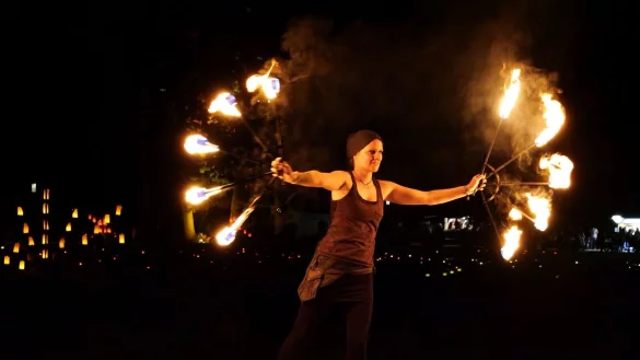 Akrobatische Feuert&auml;nzer beweisen ihre Kunst in der Nacht der 10.000 Kerzen. - &copy; Thomas Kr&uuml;gler