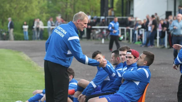Im dritten Jahr wieder bei Fortuna Schlangen: Trainer Werner Koch klatscht mit den Spielern auf der Bank ab. Zwei Zugänge hat er im Kader. - © Sebastian Lucas