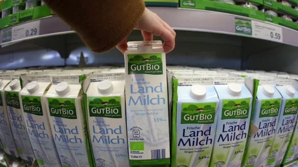 Bio-Milch - &copy; Foto: Oliver Berg/dpa/Archiv